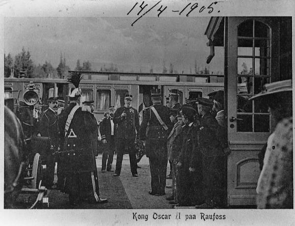 Bilde av kong Oscar II på Raufoss stasjon 1904