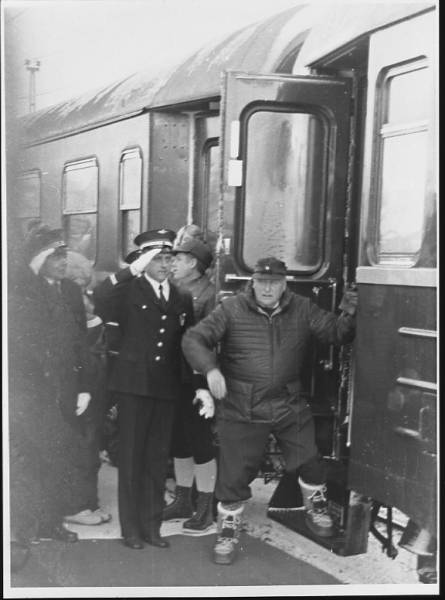 Bilde av kong Olav V kom med tog til NM i hopp i Lønnberget på Raufoss stasjon 1982