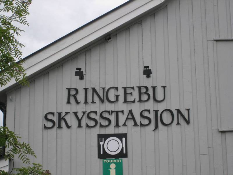 Bilde av skilt på vegg Ringebu skysstasjon