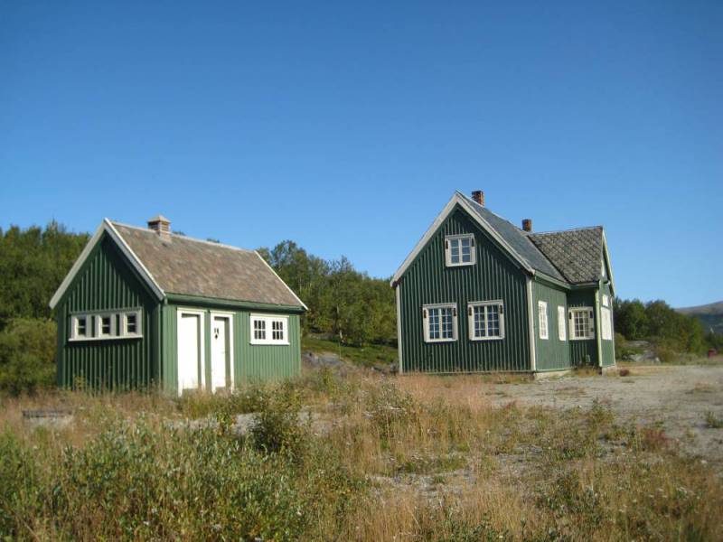 Bilde stasjonsbygning med utedo Vålåsjø stasjon