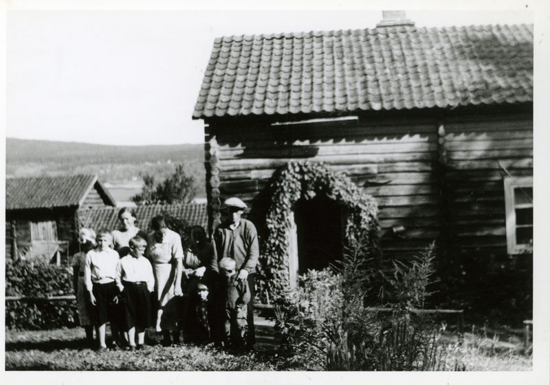 Stor familie foran et hus
