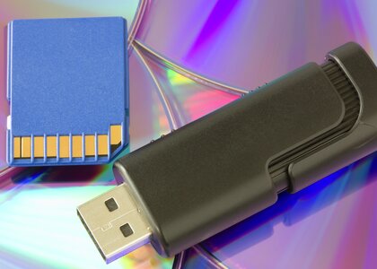 En USB-minneprikke og en SSD-disk som skal illustrere digitalisering