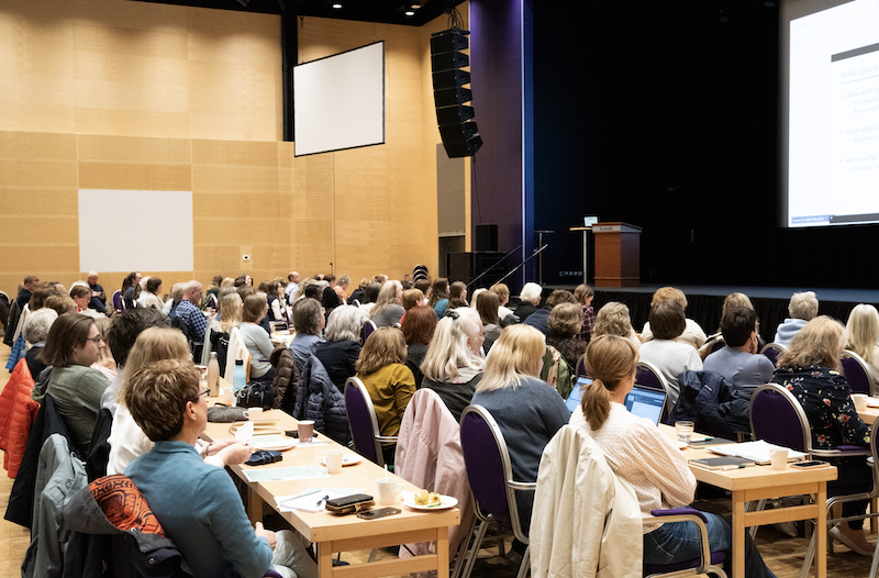 Mennesker som sitter i en sal under en arkivkonferanse