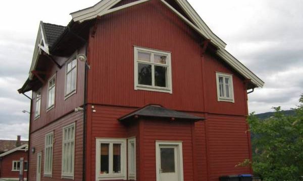 Fåvang stasjon sett fra sør. (Fotograf: Dagmar Buen © Fylkesarkivet i Oppland). Bilde av stasjonsbygg fra sør ved Fåvang stasjon