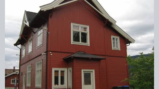 Fåvang stasjon sett fra sør. (Fotograf: Dagmar Buen © Fylkesarkivet i Oppland). Bilde av stasjonsbygg fra sør ved Fåvang stasjon