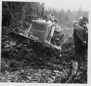 Vegarbeid med bulldozer i Almenningslodd nr 1, Vestre Toten (Fotograf: ukjent, (c)Mjøsmuseet, R90/75/02) Bilde vegarbeid med bulldozer