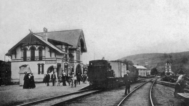 Jernbanestasjonen i Røykenvik (Fotograf: ukjent, (c) Randsfjordmuseene, HF1990/4:1) Bilde Røykenvik stasjon