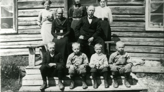 Lihagen – Foto: Randsfjordmuseene AS Bilde av familie fremfor et hus