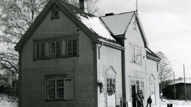 Brandbu stasjon 1981 (Fotograf: Å. A. Lange (c)Randsfjordmuseene, 43/0A) Bilde av Brandbu stasjon 1981