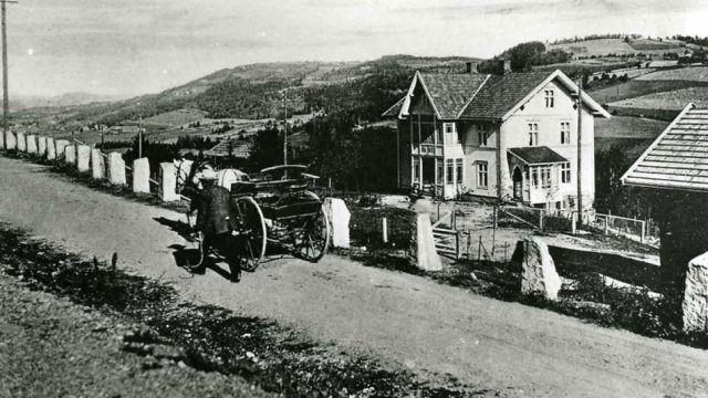 Veistykke på Roa (Fotograf: Ukjent, (c)Randsfjordmuseene, HF1982/14:1) Bilde veistykke på Roa