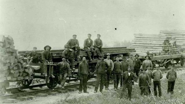 Fra byggingen av Roa-Hønefosslinjen (Fotograf: ukjent, (c) Randsfjordmuseene, HF1985_35_1) Bilde av byggingen av Roa-Hønefosslinjen