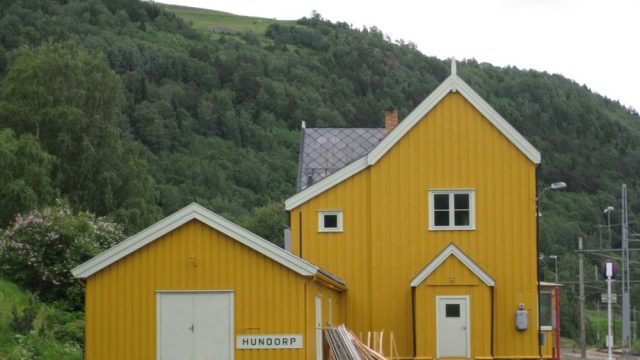 Hundorp jernbanestasjon. (Fotograf: Dagmar Buen © Fylkesarkivet i Oppland). Bilde fra Hundorp stasjon