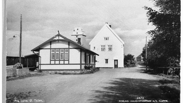 Lena stasjon ca 1936 (Fotograf: Forlag Haug-Syvertsen AS, (c) Mjøsmuseet, R79/39/4) Bilde av Lena stasjon omkring 1936