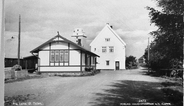 Lena stasjon ca 1936 (Fotograf: Forlag Haug-Syvertsen AS, (c) Mjøsmuseet, R79/39/4) Bilde av Lena stasjon omkring 1936