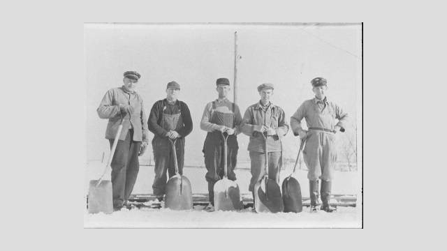 Snømåkere ved Kolbu stasjon "Kolbuavdelingen" 1953 (Fotograf: ukjent, (c) Mjøsmuseet, R87/36/1) Bilde av snømåkere ved Kolbu stasjon