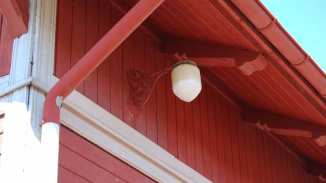 Detalj fra Bleiken stasjon (Fotograf: Solfrid Myhre, (c) Arkivnett Oppland) Bilde av utelampe på Bleiken stasjon