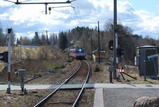 Toget kommer til Bleiken stasjon (Fotograf: Solfrid Myhre, (c) Arkivnett Oppland) Bilde av toget kommer på Bleiken stasjon