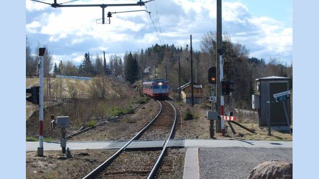 Toget kommer til Bleiken stasjon (Fotograf: Solfrid Myhre, (c) Arkivnett Oppland) Bilde av toget kommer på Bleiken stasjon