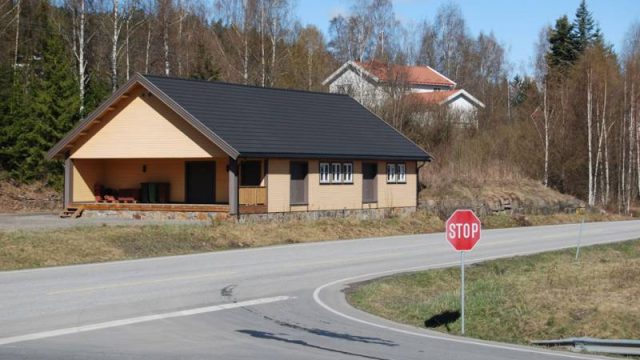 Godshuset ved Brandbu stasjon (Fotograf: Solfrid Myhre, (c) Arkivnett Oppland) Bilde av godshuset ved Brandbu stasjon