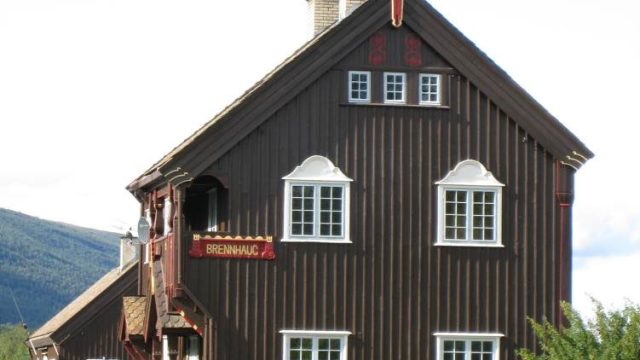 Brennhaug stasjon (Fotograf: Dagmar Buen © Fylkesarkivet i Oppland) Bilde av Brennhaug stasjon