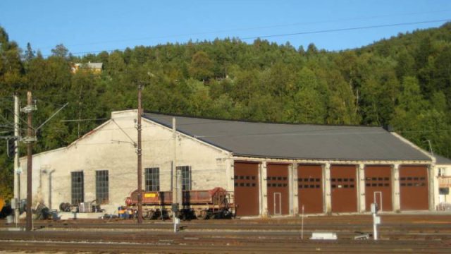 Dombås stasjon (Fotograf: Dagmar Buen © Fylkesarkivet i Oppland).. Bilde lagerhall Dombås stasjon