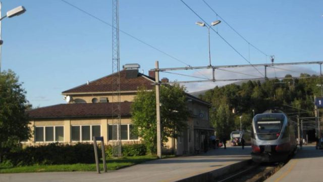 Stasjonsbygningen ved Dombås stasjon (Fotograf: Dagmar Buen © Fylkesarkivet i Oppland) Bilde stasjonsbygningen ved Dombås stasjon