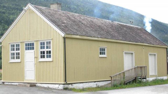 Godshuset ved Kvam stasjon (Fotograf: Dagmar Buen © Fylkesarkivet i Oppland) Bilde av godshuset Kvam stasjon