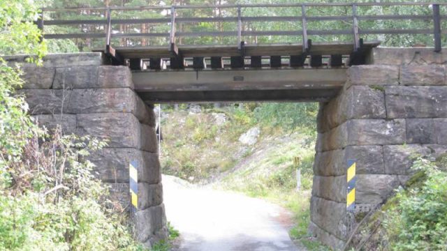 Undergangen i stein sør for Sjoa jernbanestasjon. (Fotograf: Dagmar Buen © Fylkesarkivet i Oppland). Bilde av steinbro sør for Sjoa stasjon