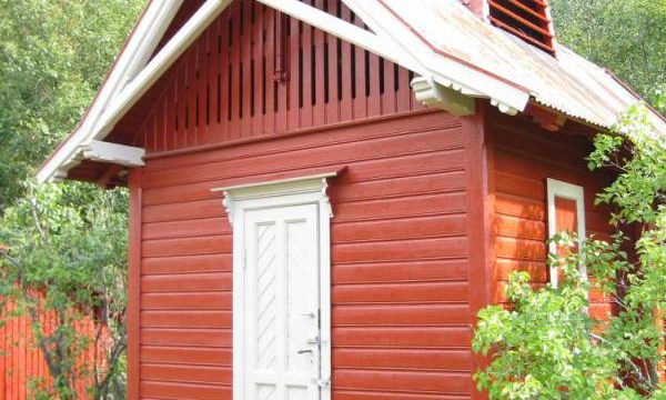 Privetet (utedoen) ved Sjoa stasjon (Fotograf: Dagmar Buen © Fylkesarkivet i Oppland). Bilde av utedoen ved Sjoa stasjon