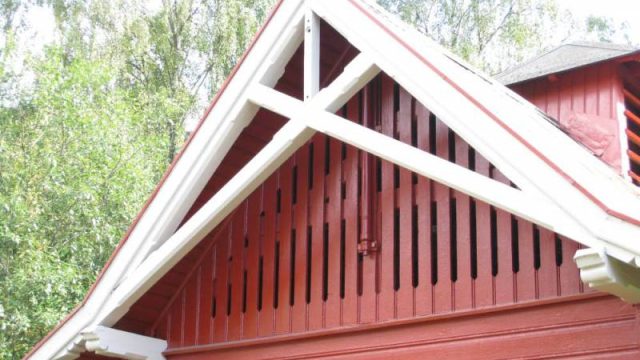 Sjoa stasjon (Fotograf: Dagmar Buen © Fylkesarkivet i Oppland). Bilde av detajl på bygg ved Sjoa stasjon