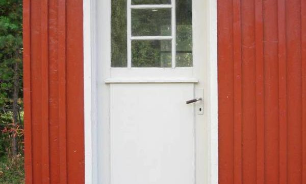 Sjoa stasjon (Fotograf: Dagmar Buen © Fylkesarkivet i Oppland). Bilde av dør ved Sjoa stasjon