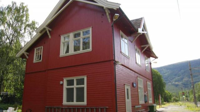 Sjoa stasjon sett fra nord. (Fotograf: Dagmar Buen © Fylkesarkivet i Oppland). Bilde av Sjoa stasjon fra nord