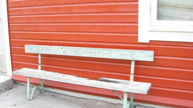 Sjoa stasjon (Fotograf: Dagmar Buen © Fylkesarkivet i Oppland). Bilde av benk ved Sjoa stasjon