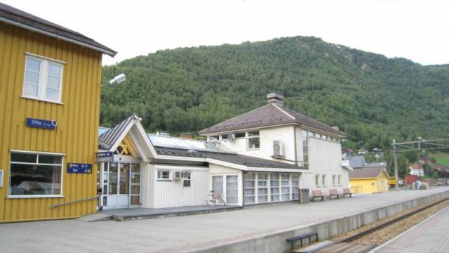 Otta stasjon, stasjonsbygningen med tilbygg. (Fotograf. Dagmar Buen © Fylkesarkivet i Oppland). Bilde av stasjonsbygningen med tilbygg ved Otta stasjon