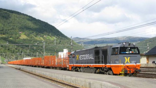 Godstog ved Otta stasjon. (Fotograf: Dagmar Buen © Fylkesarkivet i Oppland). Bilde av godstog ved Otta stasjon