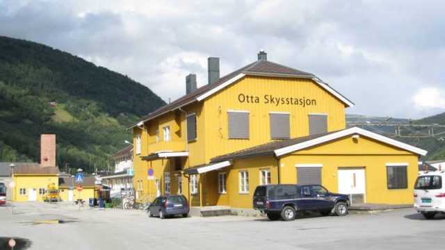 Otta skysstasjon sett fra gata. (Fotograf: Dagmar Buen © Fylkesarkivet i Oppland). Bilde av stasjonsbygg Otta stasjon