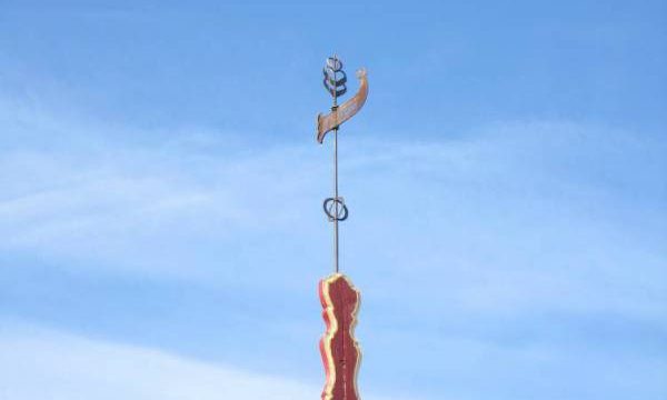 Detalj fra mønet på Brennhaug stasjon. (Fotograf: Dagmar Buen © Fylkesarkivet i Oppland) Bilde av detalj fra mønet på Brennhaug stasjon