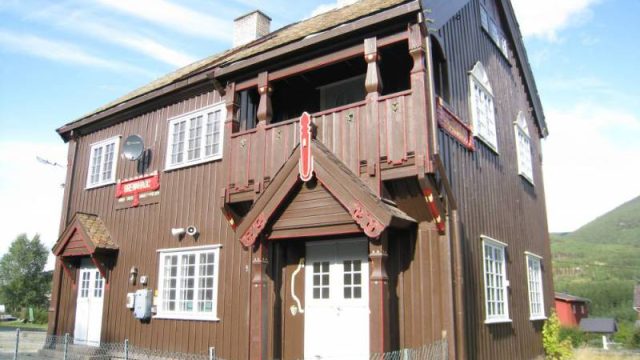 Brennhaug stasjon mot perrongen. (Fotograf. Dagmar Buen © Fylkesarkivet i Oppland) Bilde Brennhaug stasjon