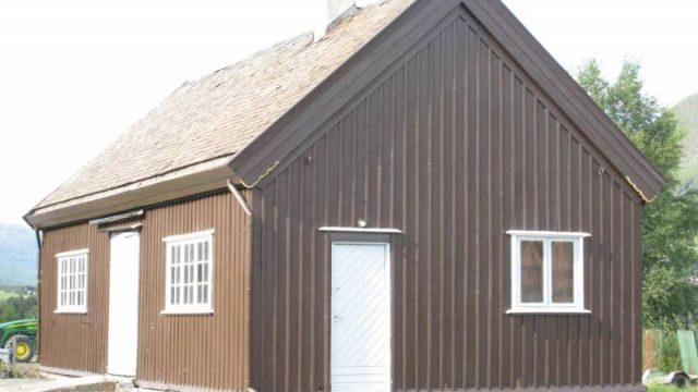 Godshuset ved Brennhaug stasjon. (Fotograf. Dagmar Buen © Fylkesarkivet i Oppland) Bilde godshuset Brennhaug stasjon