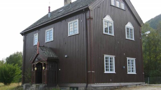 Brennhaug stasjon sett fra forsiden. (Fotograf. Dagmar Buen © Fylkesarkivet i Oppland) Bilde Brennhaug stasjonsbygg