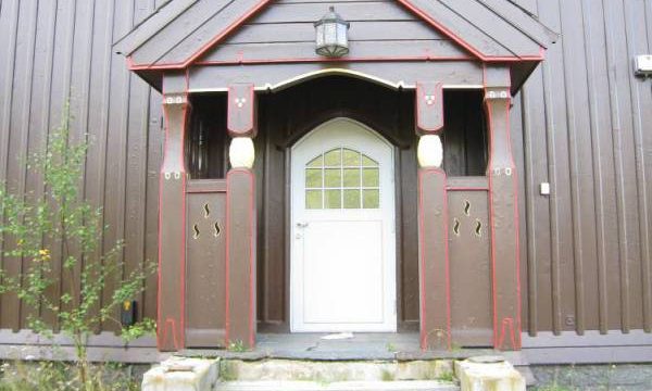 Inngangspartiet til Brennhaug stasjon på forsiden. (Fotograf. Dagmar Buen © Fylkesarkivet i Oppland) Bilde inngangsparti Brennhaug stasjon