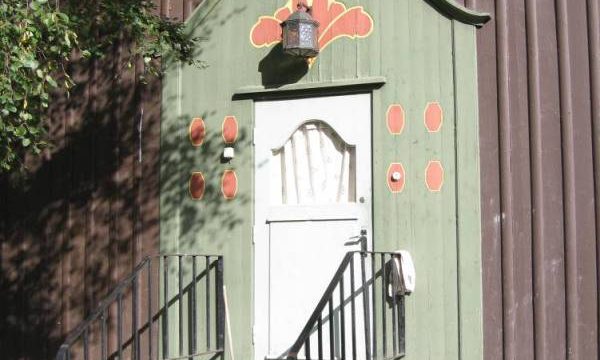 Dovre stasjon, inngangspartiet mot veien (Fotograf: Dagmar Buen © Fylkesarkivet i Oppland) Bilde inngangsparti Dovre stasjon