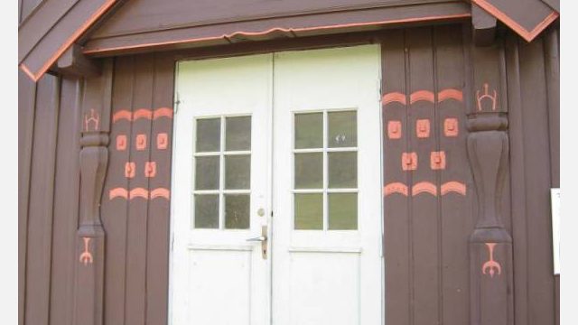 Dovre stasjon (Fotograf: Dagmar Buen © Fylkesarkivet i Oppland) Bilde detalj inngangsparti Dovre stasjon