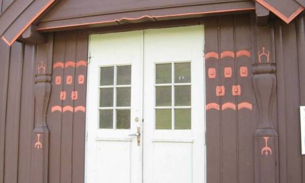 Dovre stasjon (Fotograf: Dagmar Buen © Fylkesarkivet i Oppland) Bilde detalj inngangsparti Dovre stasjon