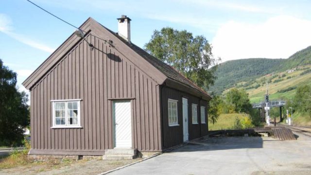 Dovre stasjon (Fotograf: Dagmar Buen © Fylkesarkivet i Oppland) Bilde bygg Dovre stasjon