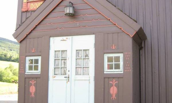 Dovre stasjon, sideinngang (Fotograf: Dagmar Buen © Fylkesarkivet i Oppland) Bilde sideinngang Dovre stasjon