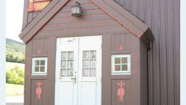 Dovre stasjon, sideinngang (Fotograf: Dagmar Buen © Fylkesarkivet i Oppland) Bilde sideinngang Dovre stasjon