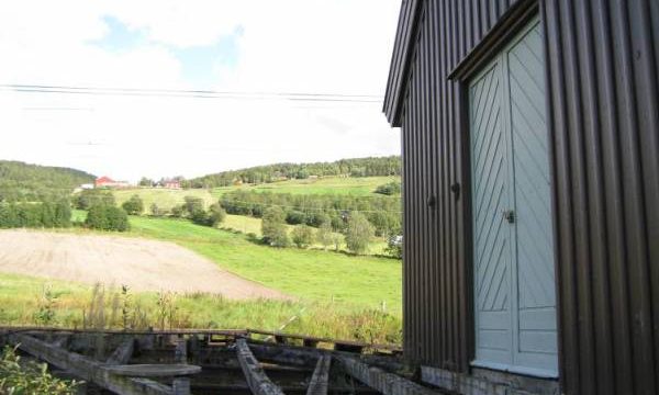 Dovre stasjon (Fotograf: Dagmar Buen © Fylkesarkivet i Oppland) Bilde utenfor bygg Dovre stasjon
