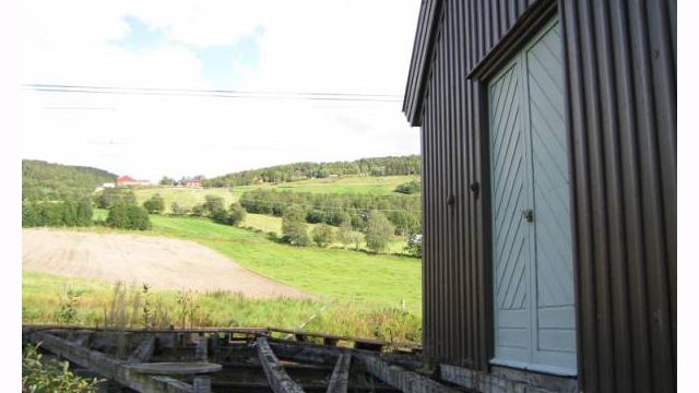 Dovre stasjon (Fotograf: Dagmar Buen © Fylkesarkivet i Oppland) Bilde utenfor bygg Dovre stasjon