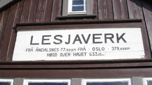 Bilde av stasjonsskilt Lesjaverk stasjon